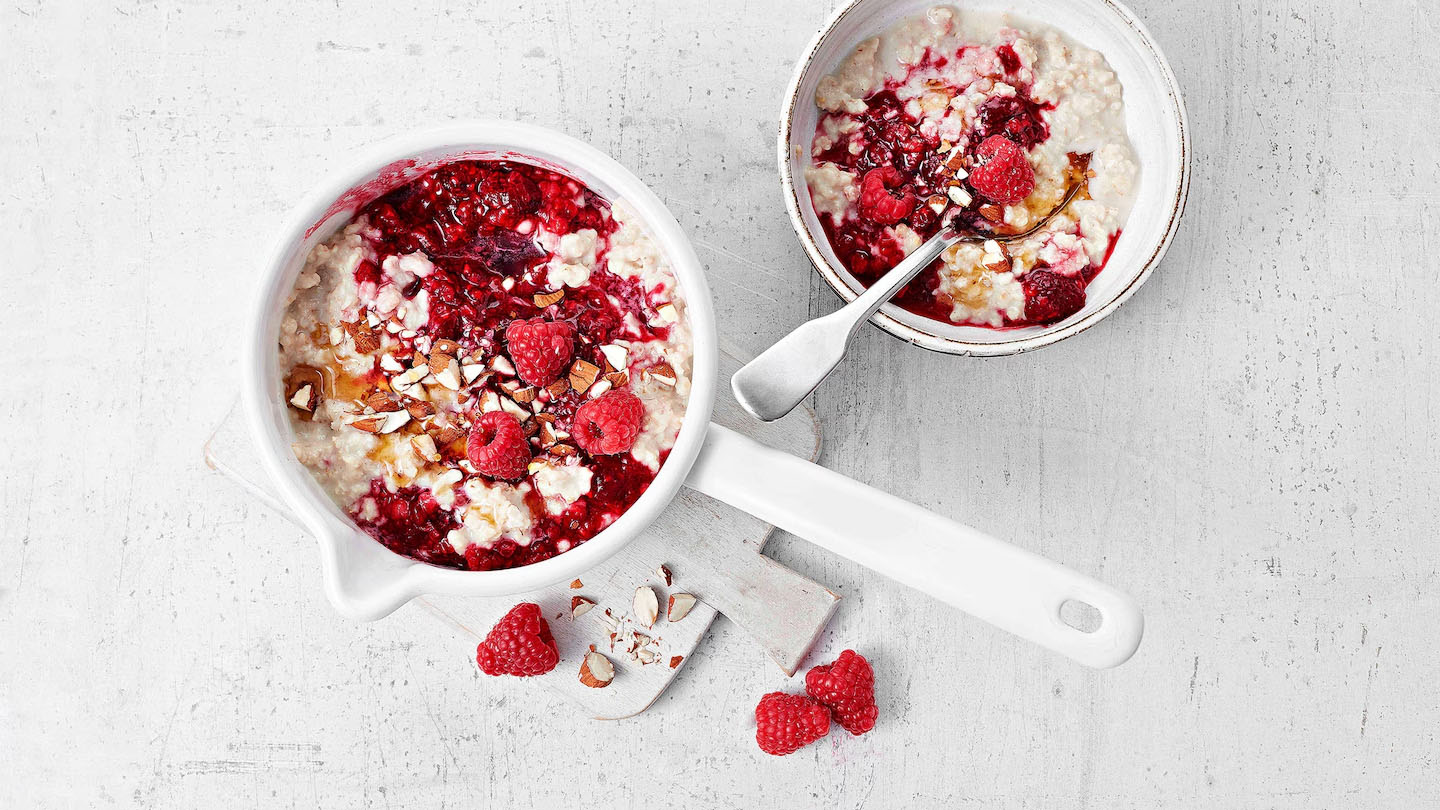 Himbeer Porridge mit Mandeln in kleinen Schüsseln