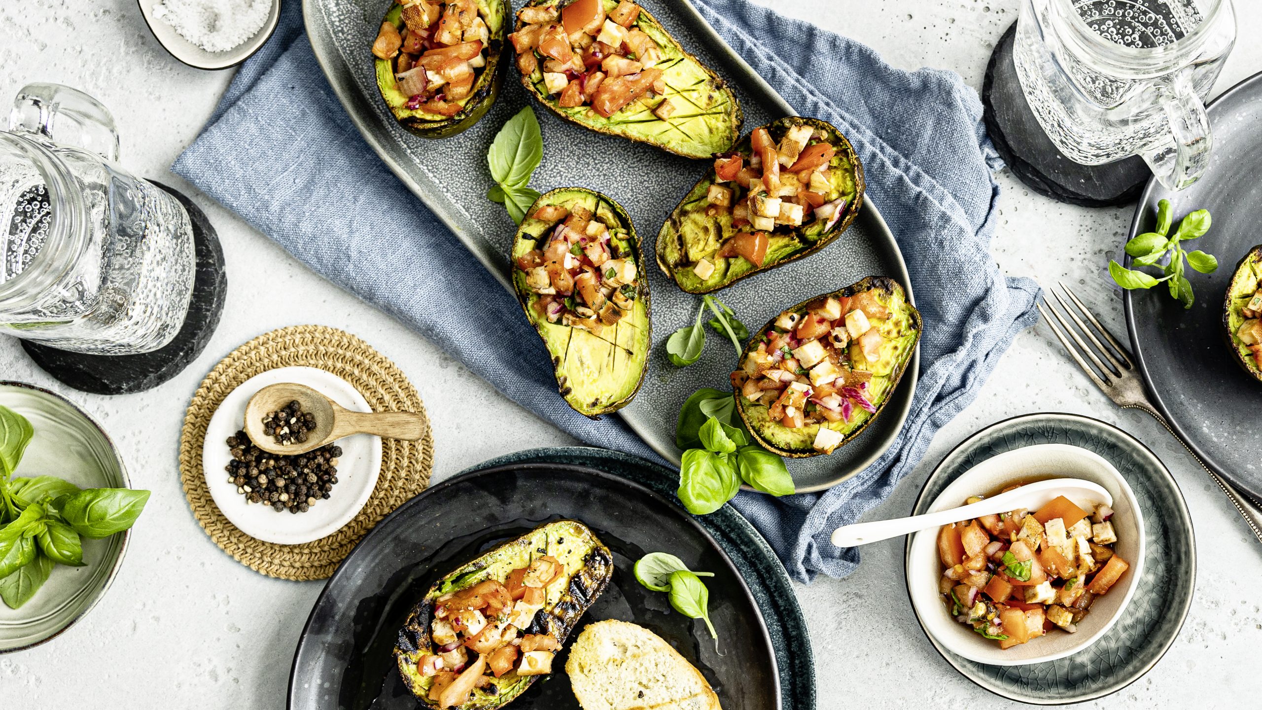 Tellerbild gegrillte Avocado Tellerbild gegrillte Avocado