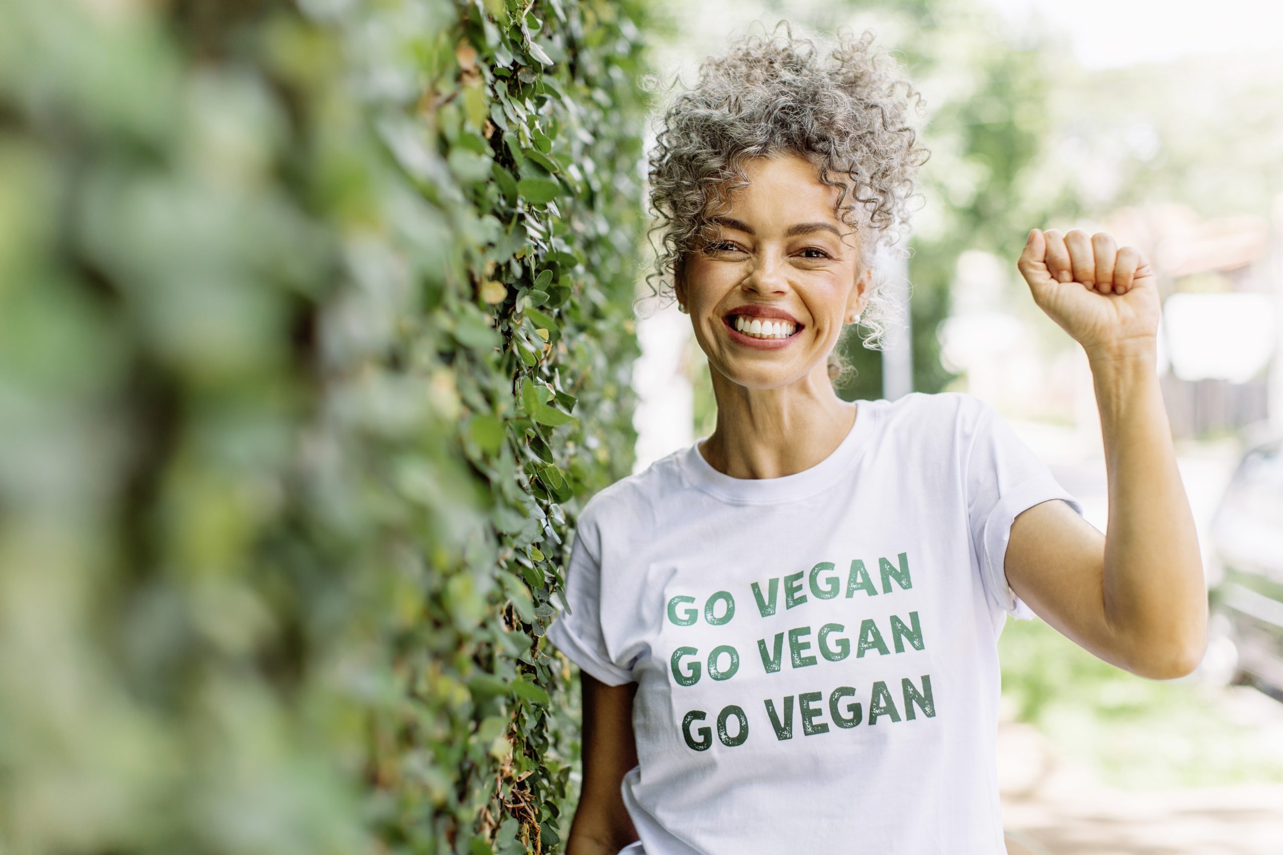 Lächelnde vegane Aktivistin Lächelnde vegane Aktivistin