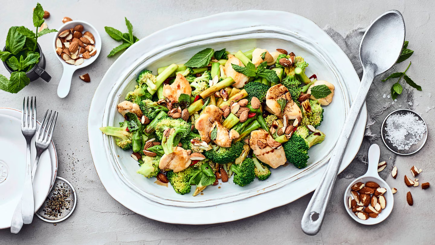 edeka-brokkolisalat-mit-haehnchenbrustfilet-und-mandeln-rezept