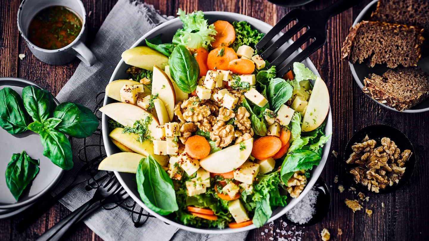 Bunter Salat mit Käse, Karotten und Apfel