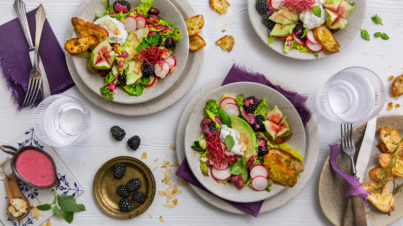 Salat mit Brombeeren und Nüssen