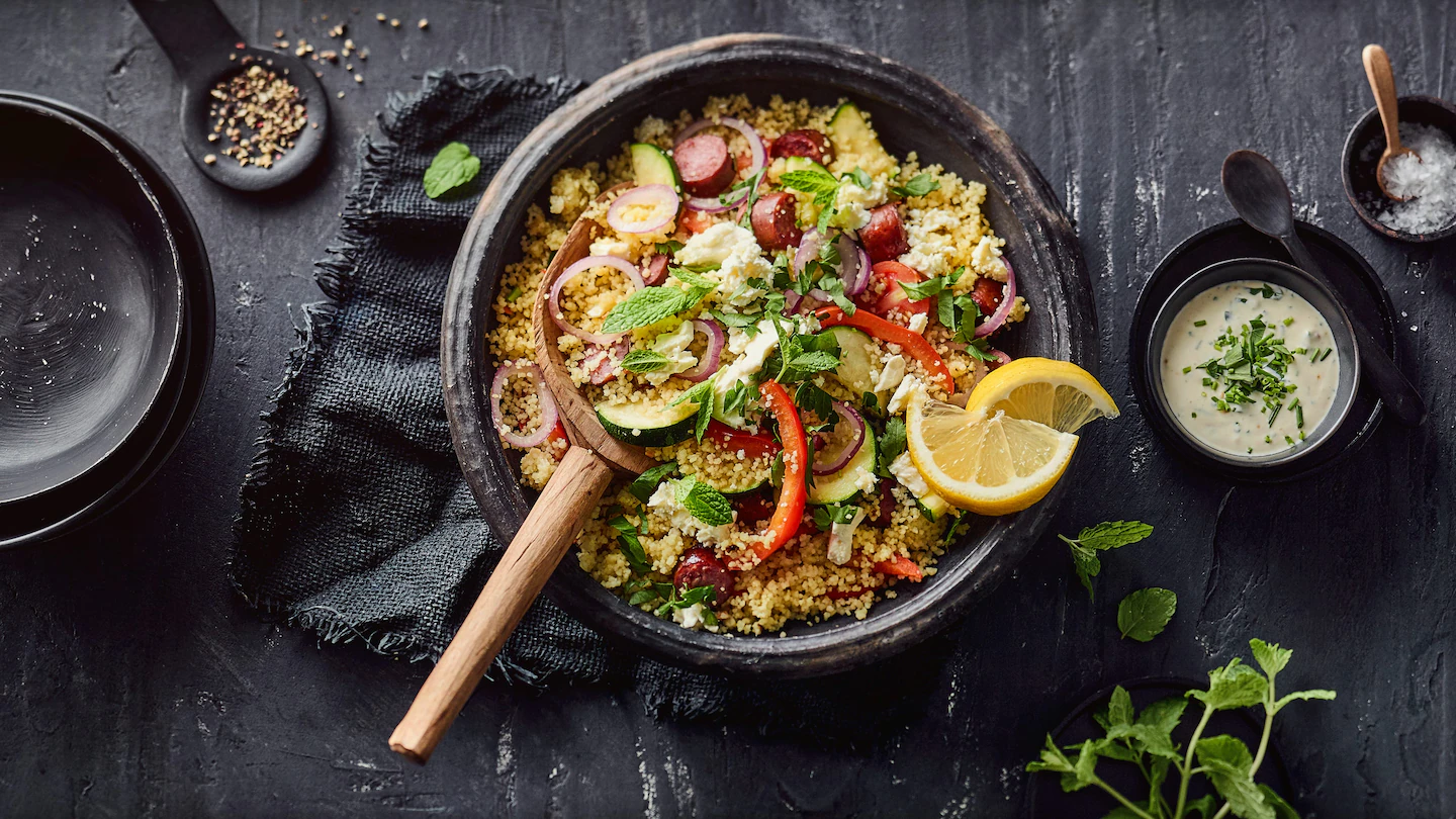Couscous-Gemüse-Salat Schüssel mit Couscous-Gemüse-Salat