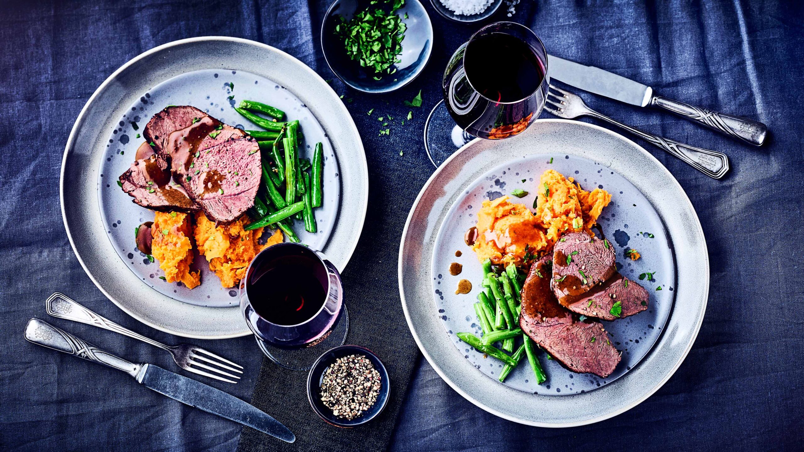 Edeka-Rehkeule_mit_Süßkartoffelstampf_Rezept Rehkeule mit Süßkartoffelstampf und grünen Bohnen, dazu ein Glas Rotwein.