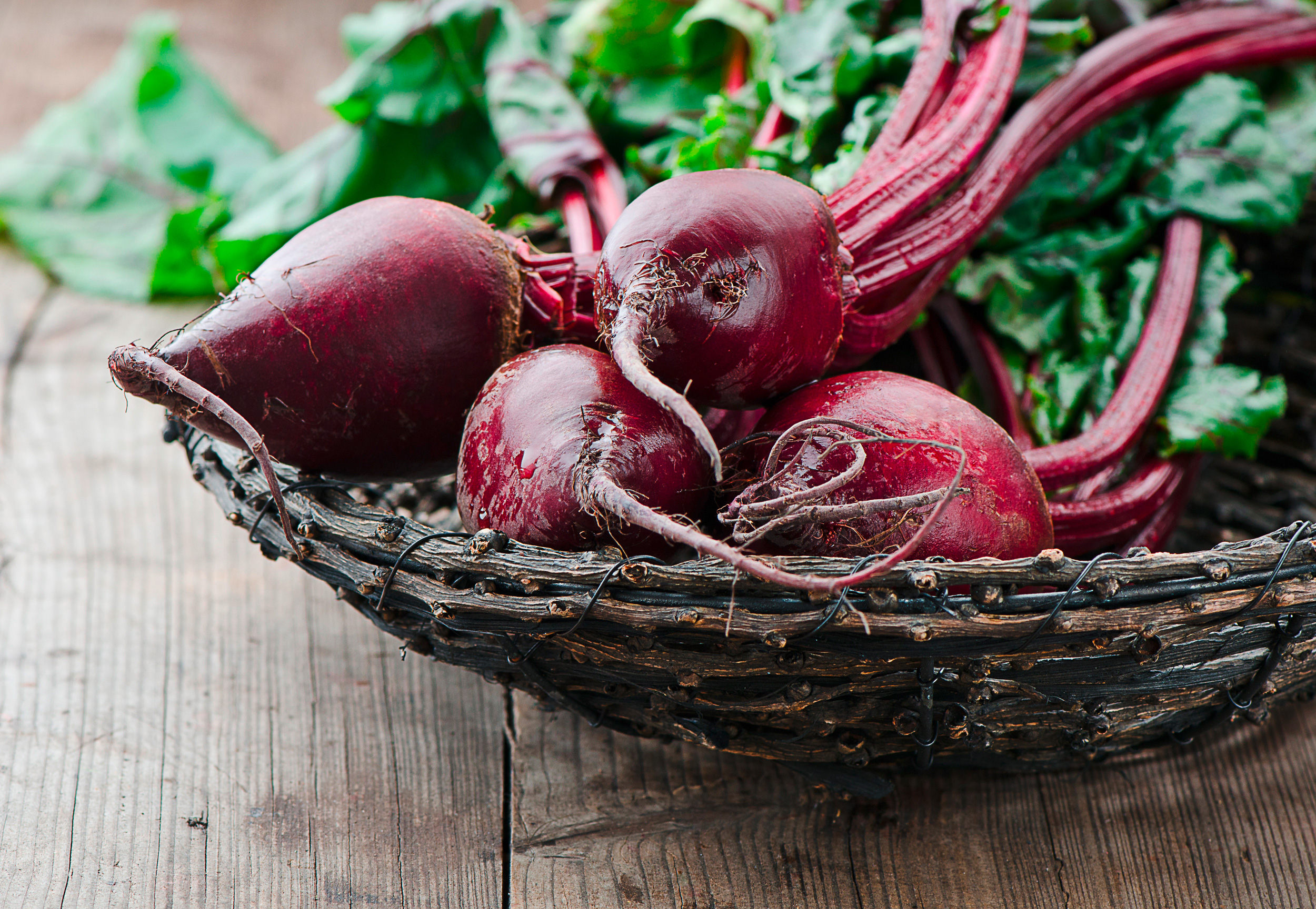 rote-bete-im-korb Rote Bete mit Blättern in einem Holzkorb