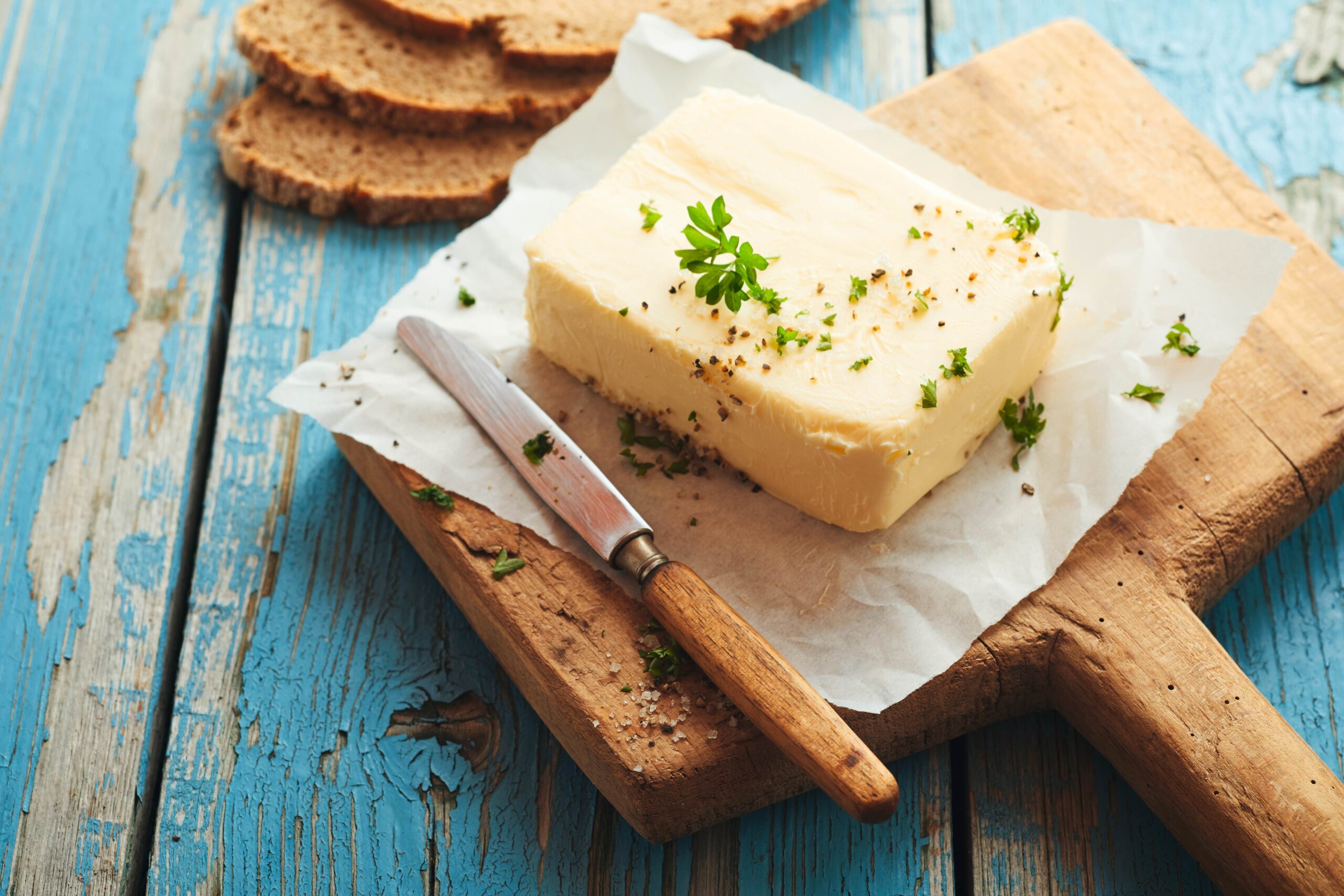 butter-auf-brett-bild Butter auf Holzbrett