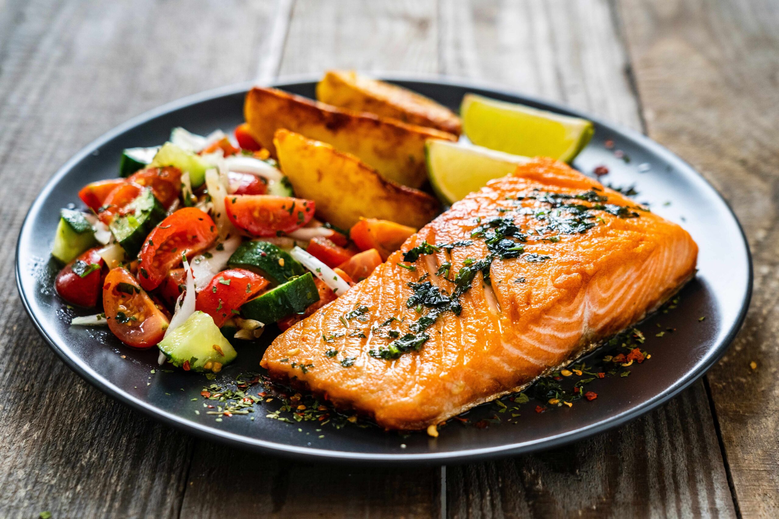 fisch-und-beilage-auf-teller-bild Fisch und Beilage auf Teller