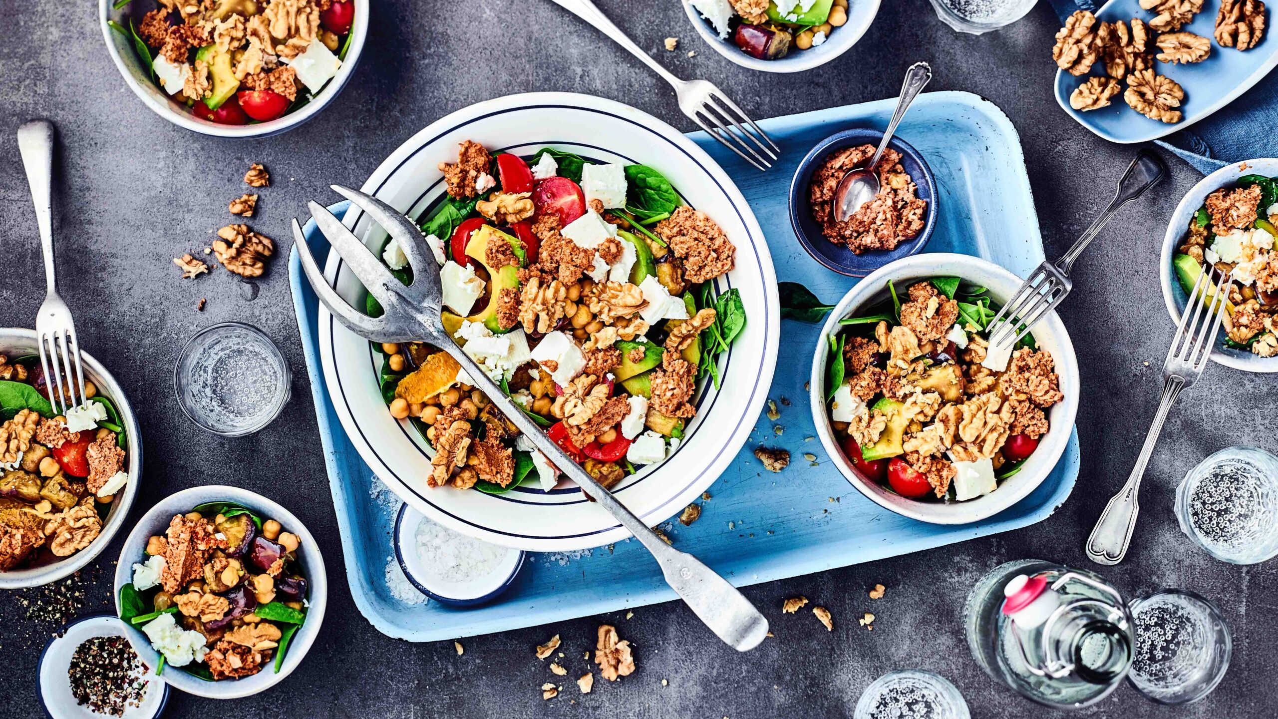 Kichererbsen-Walnuss-Salat Ein bunter Salat mit Kichererbsen Walnüssen, Tomaten und Avocados