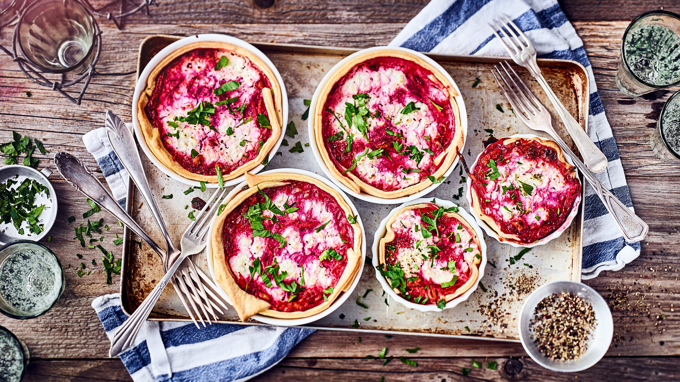 Huettenkaese-Tartelettes-Rezept Hüttenkäse-Tarteletts auf Holzuntergrund