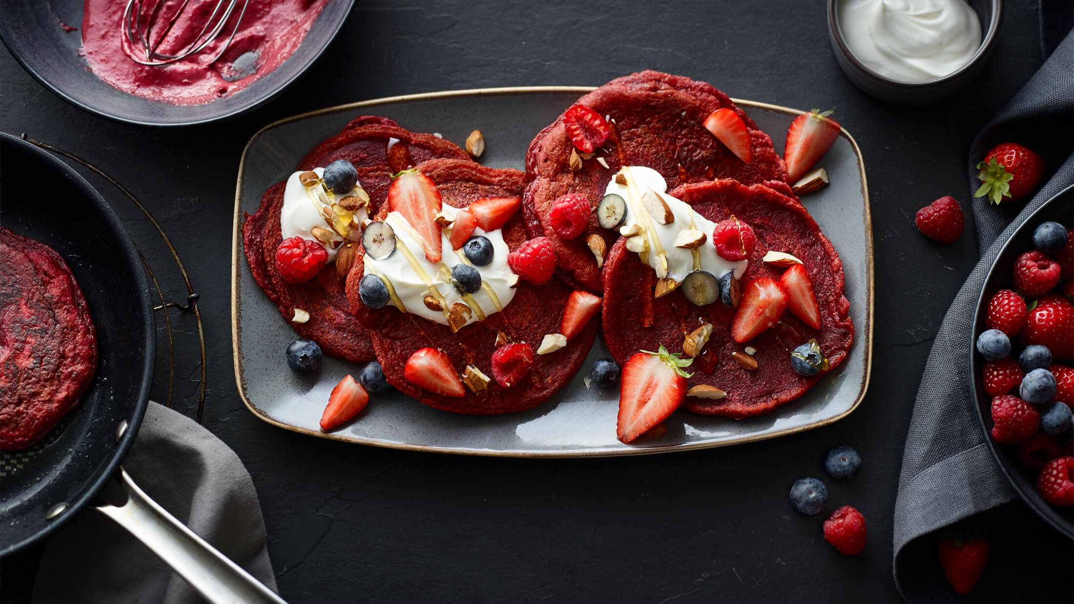 Red-Velvet-Pancakes Red Velvet Pancakes auf schwarzem Teller