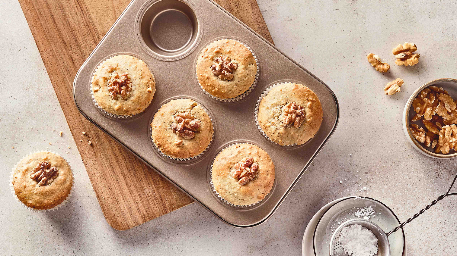 Walnuss-Muffins Walnuss-Muffins auf einem Muffinblech